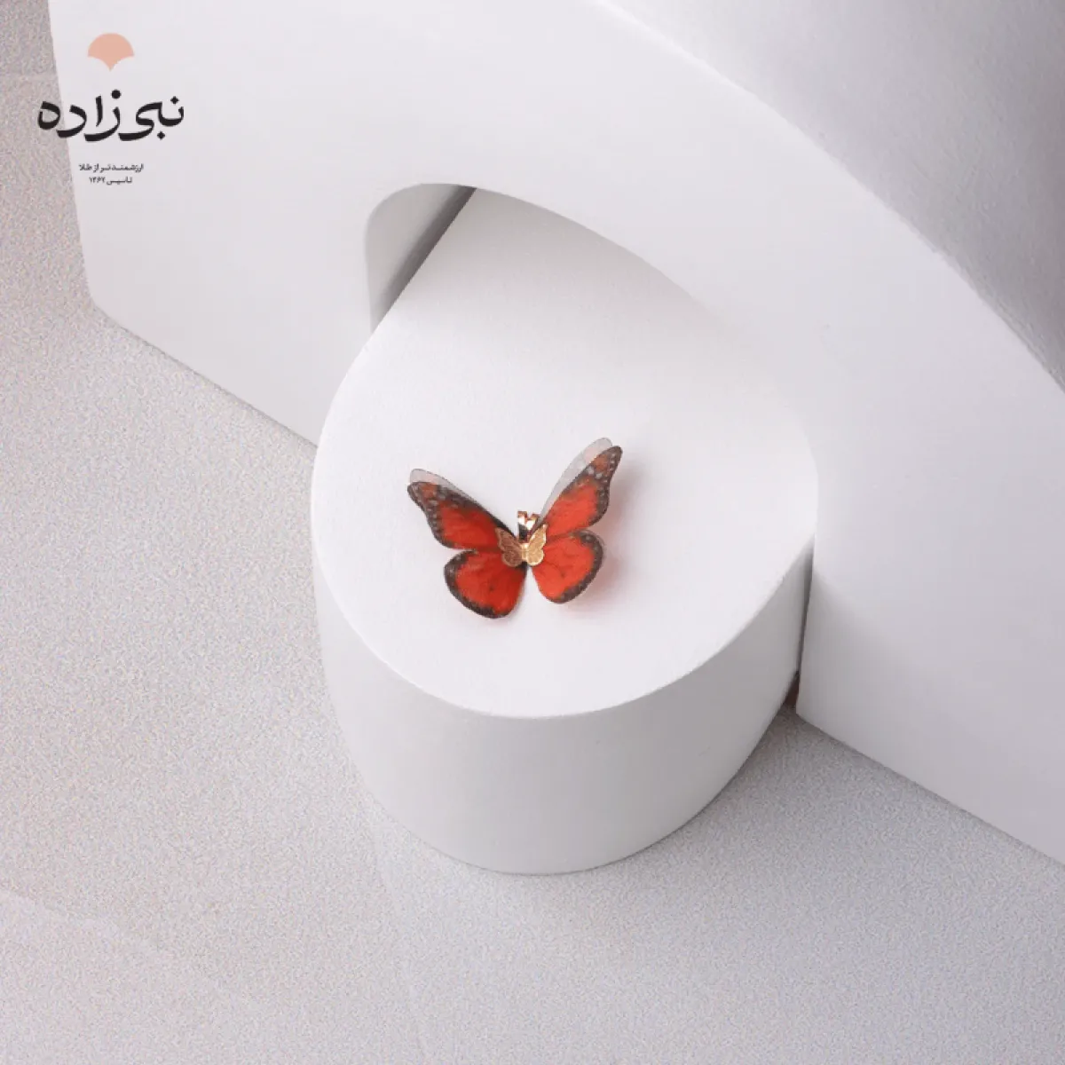 پلاک پروانه پارچه ای قرمز C156